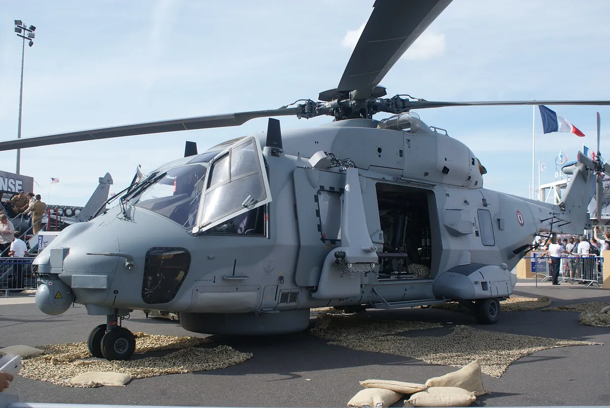Hélicoptère NH90 Caïman gris de la Marine nationale exposé au sol, rampe arrière et train visibles