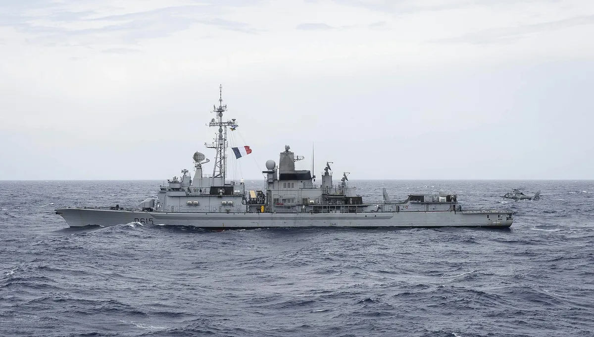Hélicoptère Panther de la Marine nationale se posant sur la plateforme arrière d'une frégate en mer